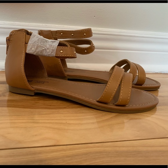 Avon Sandals - NWOT - Picture 2 of 10